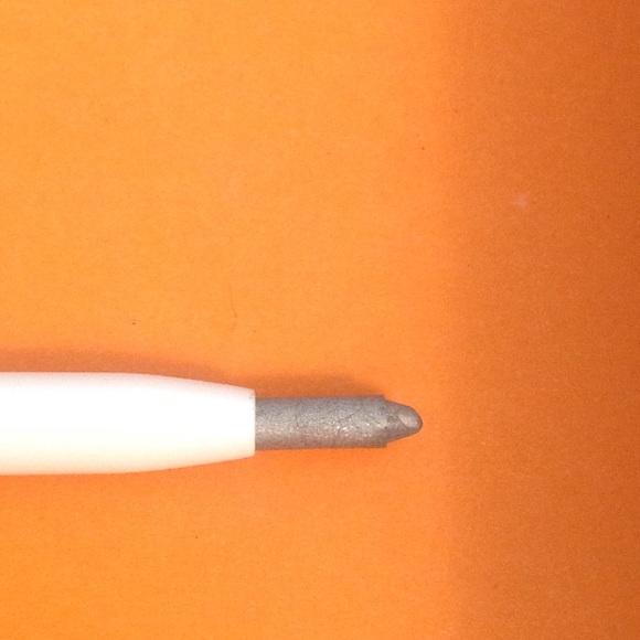 MAC Cosmetics Eye Liner in shade "SILVER SKATES" - Picture 1 of 5